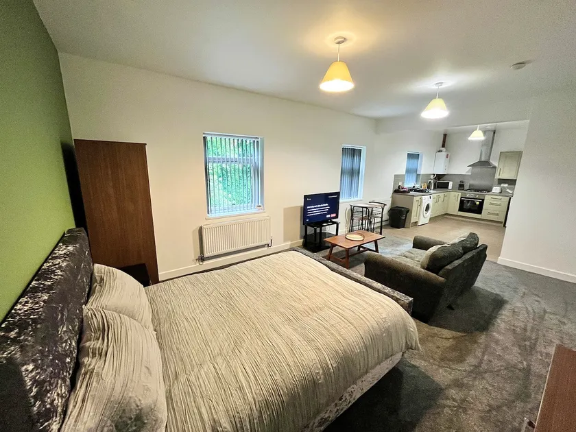The Limes! Flat 5 Private Studio Apartment - Image 1