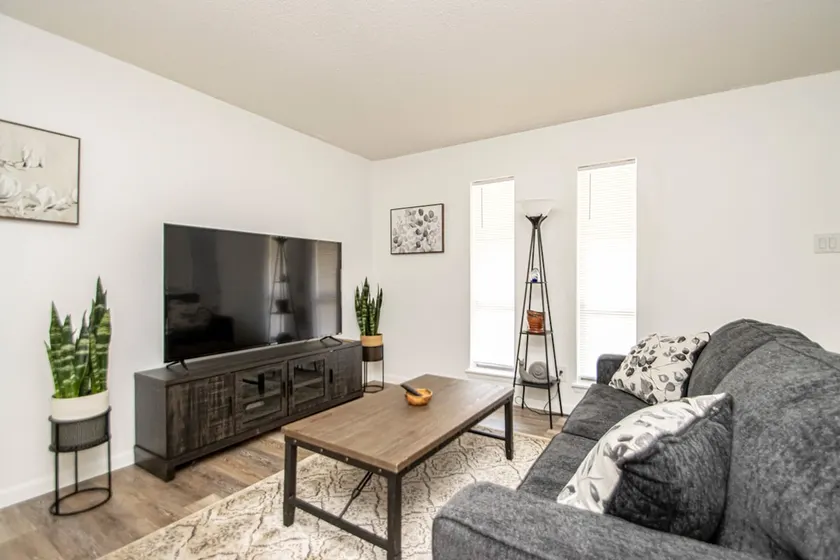 Updated cozy 2br w/ off street parking. - Image 1