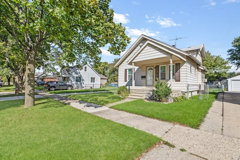 Spacious Lower Duplex in ”Heart of Metro Detroit” - Image 1