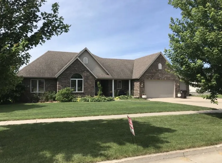 Large home on golf course, close to Seven Oaks, Ledges Park & ISU.  Sleeps 12+ - Image 1
