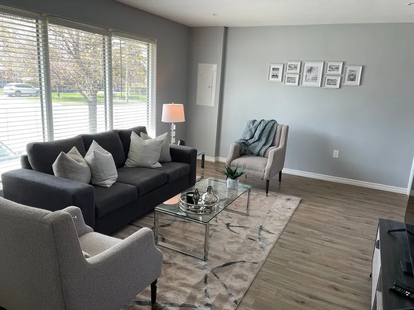 Cheerful modern 2 bedroom home with parking - Image 1