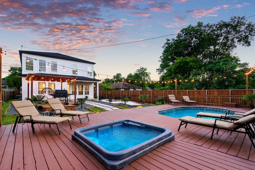 Spacious Home with Big Backyard, Jacuzzi, and Pool Bishops Art District & Dallas - Image 1