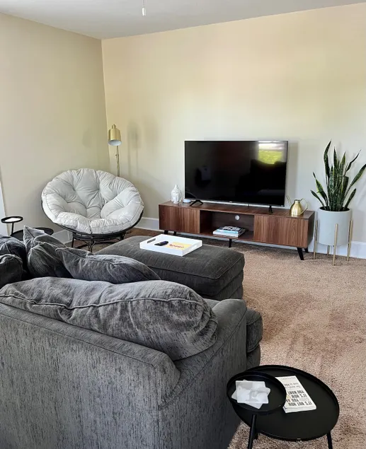 Beautiful & Comfortable One Bedroom/ One Bathroom - Image 1