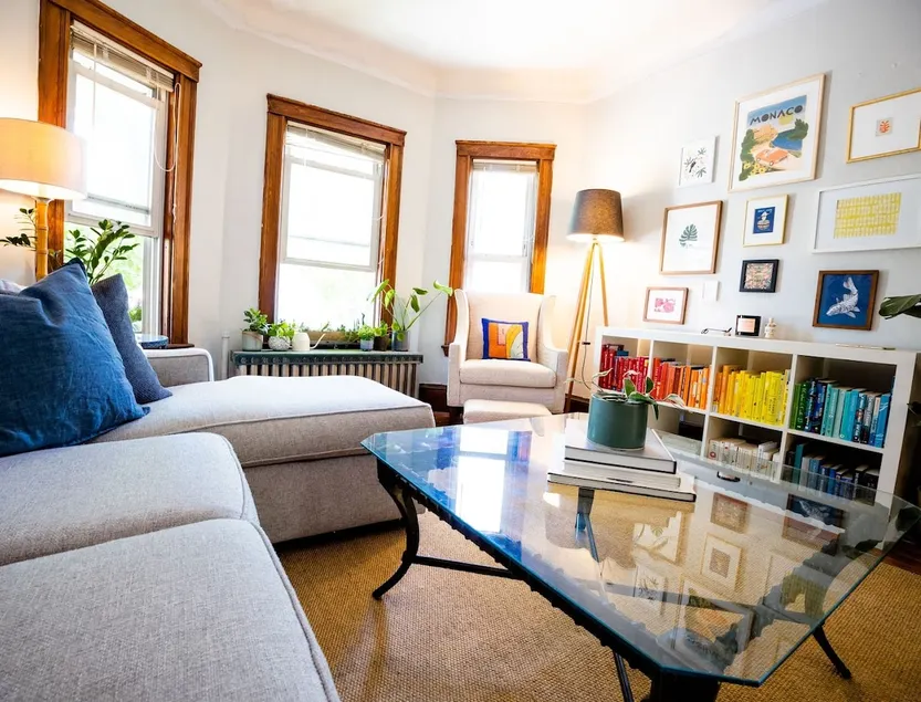 Sunny 2-bedroom apt w/ 2 car parking & pvt deck - Image 1