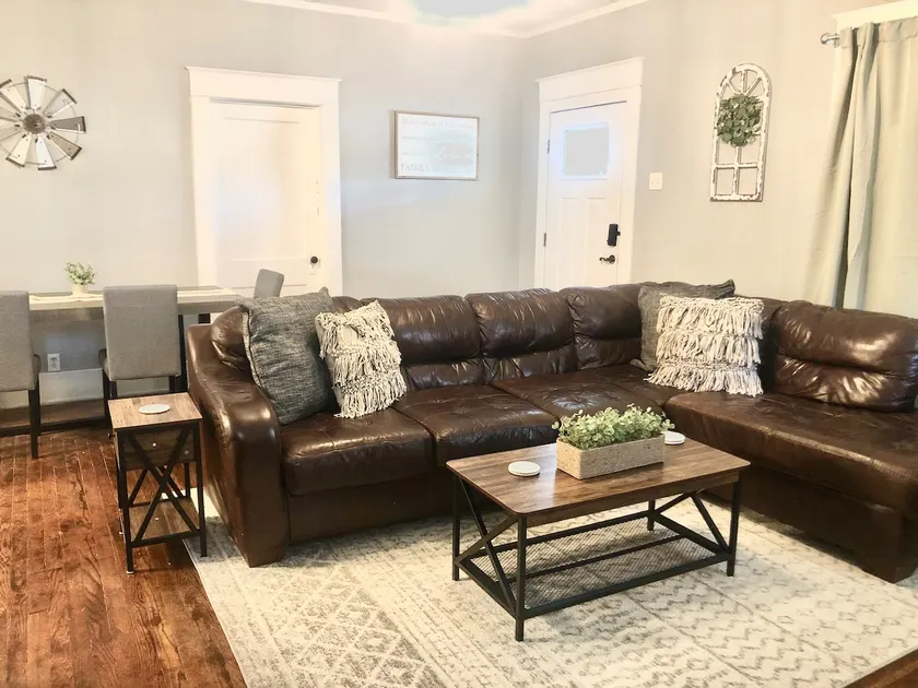 Cozy 4 bedroom Farmhouse close to downtown - Image 1