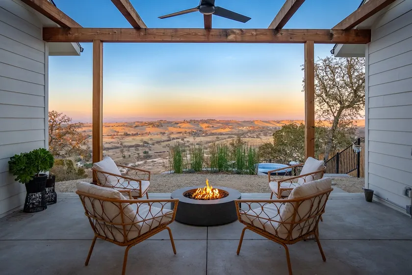 High Ridge Cottage - vineyard views and hot tub - Image 1
