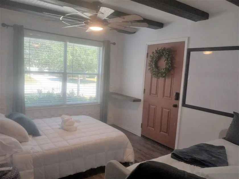 Quaint apartment unit, 12 minutes from SeaWorld - Image 1