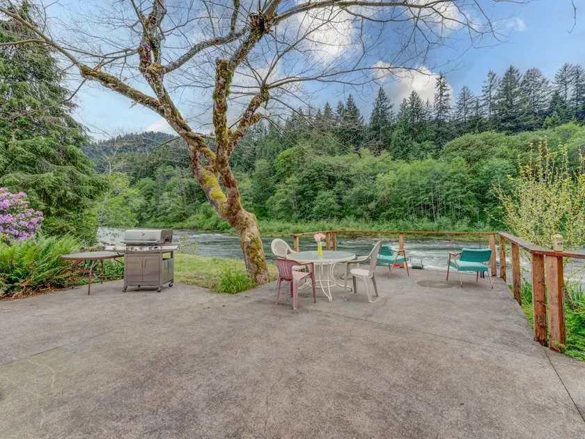 Rustic riverfront cabin near Florence - Image 1