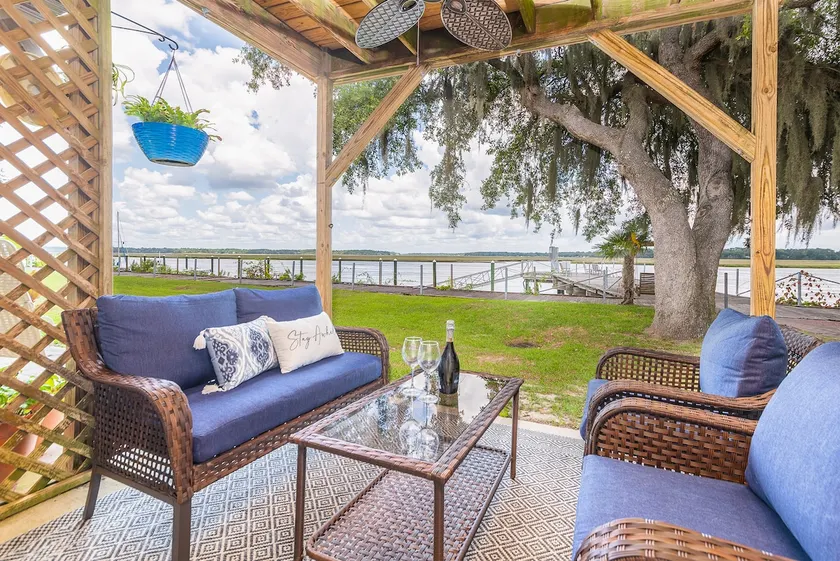 Modern Coastal Escape on Beaufort's Battery Creek - Image 1