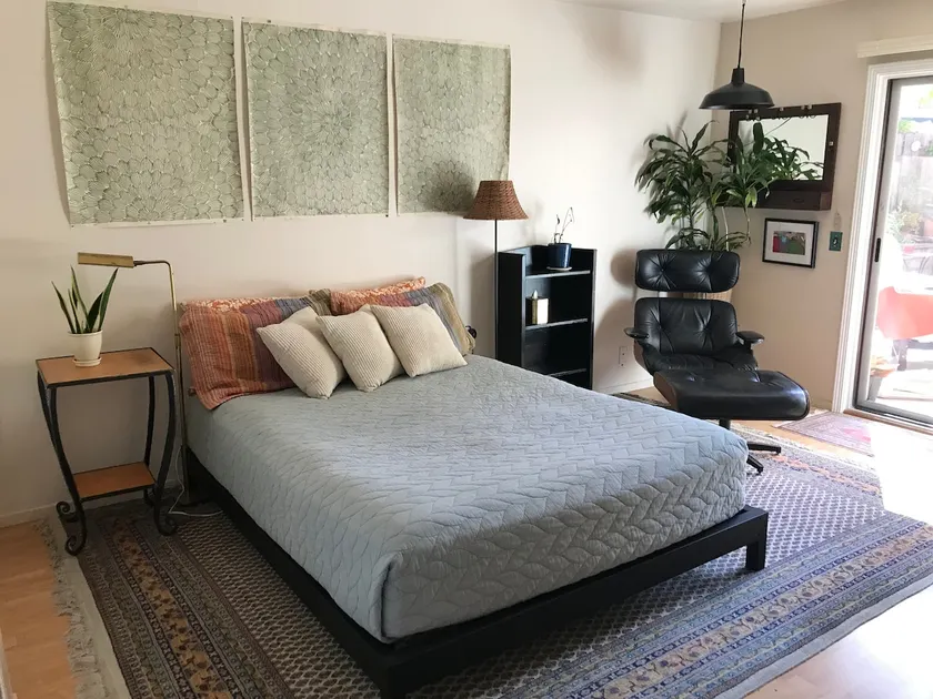 Garden studio with queen bed, bath and kitchenette - Image 1