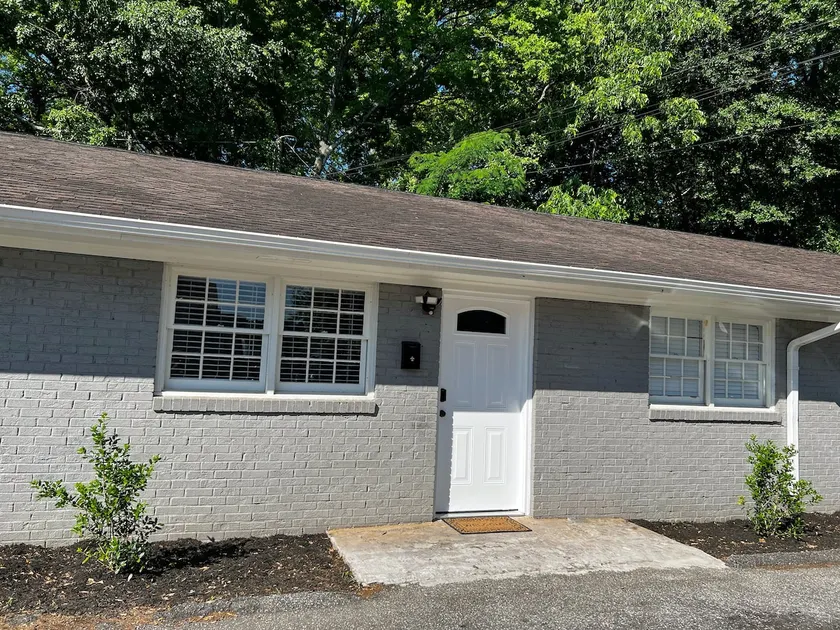 Cozy Apt. Near Downtown (2BR, 1BA, 3 beds) - Image 1