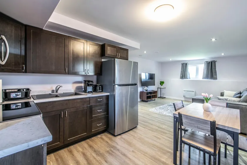 Cozy & Modern Guest Suite with Free Parking - Image 1
