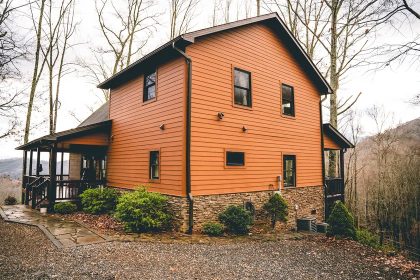 Cozy mountain-top cabin home - Image 1