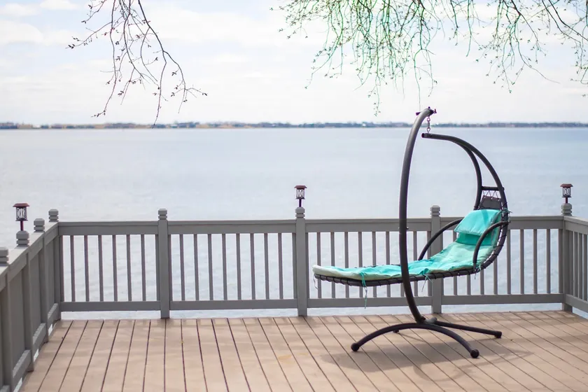 Beach front cabin on lake Poinsett with hot tub! - Image 1