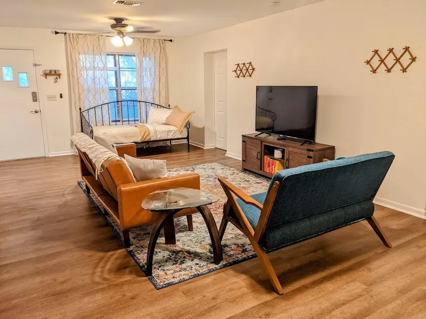 Marian House: 2-Bedroom Getaway in Hallettsville - Image 1