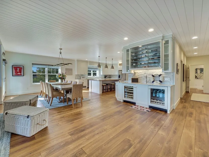 Stunning Lakeview Home with 5 Bedrooms and 6k SqFt of Modern, High-End Amenities - Image 1