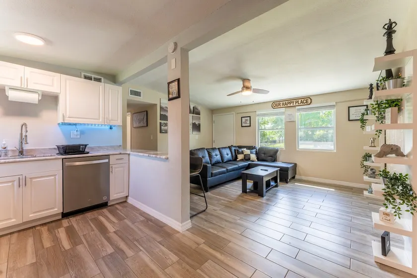 3/1 house conveniently located in central Florida! - Image 1