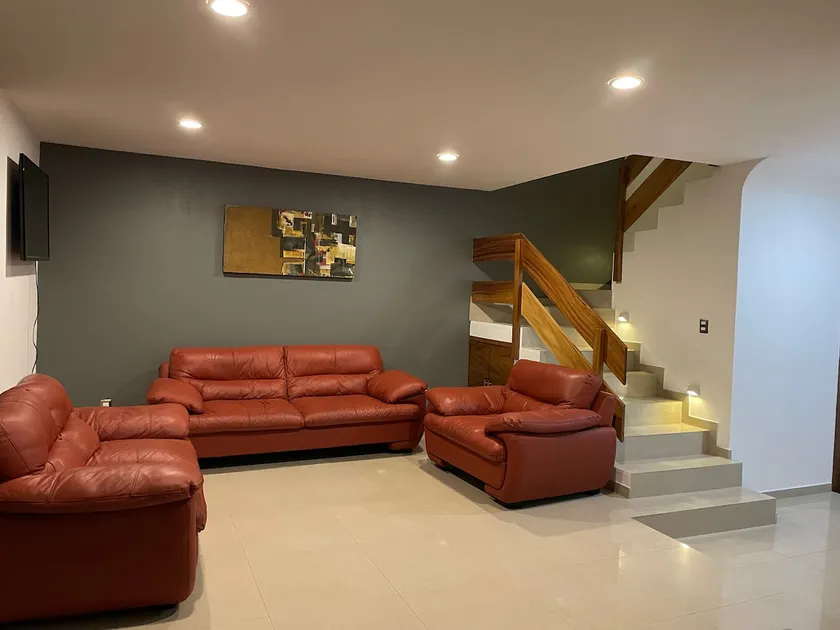 Spacious house with pool access. - Image 1