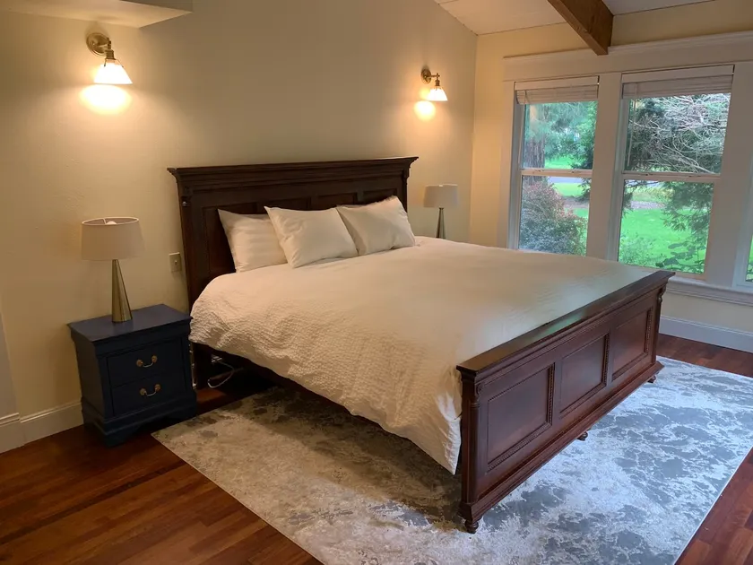 Spacious master, private entrance, full bathroom. - Image 1