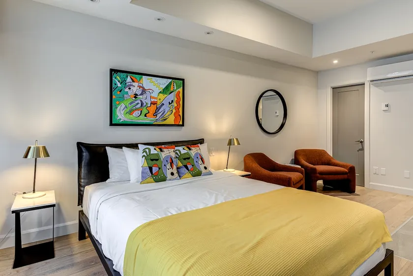 A10 | Modern Studio | Courtyard View - Image 1