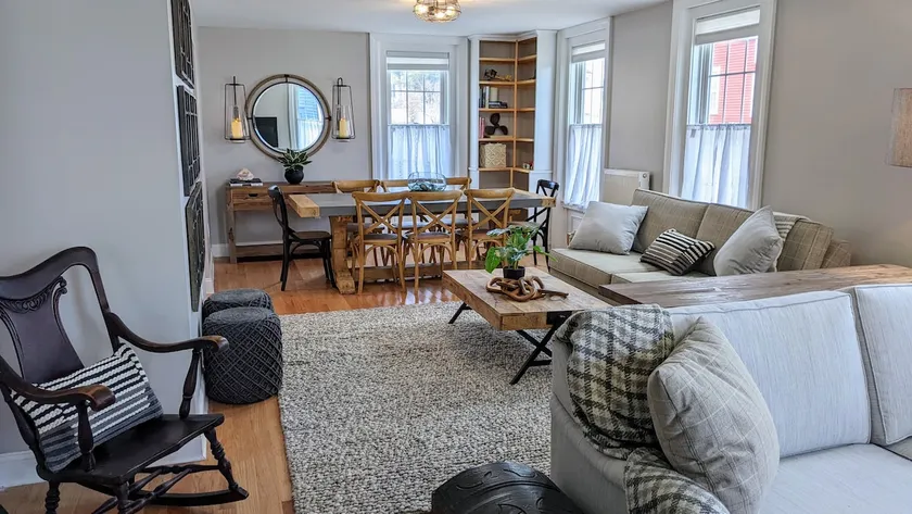 Luxury living, quick walk to town. King bed. - Image 1