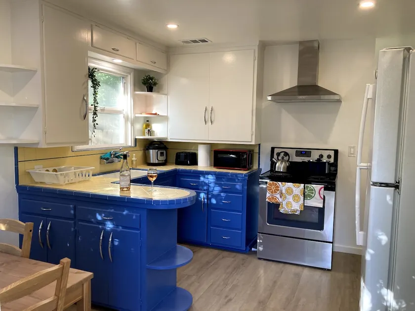 2 Bed Near Doctors Hospital: Beautiful, Sunny, New - Image 1