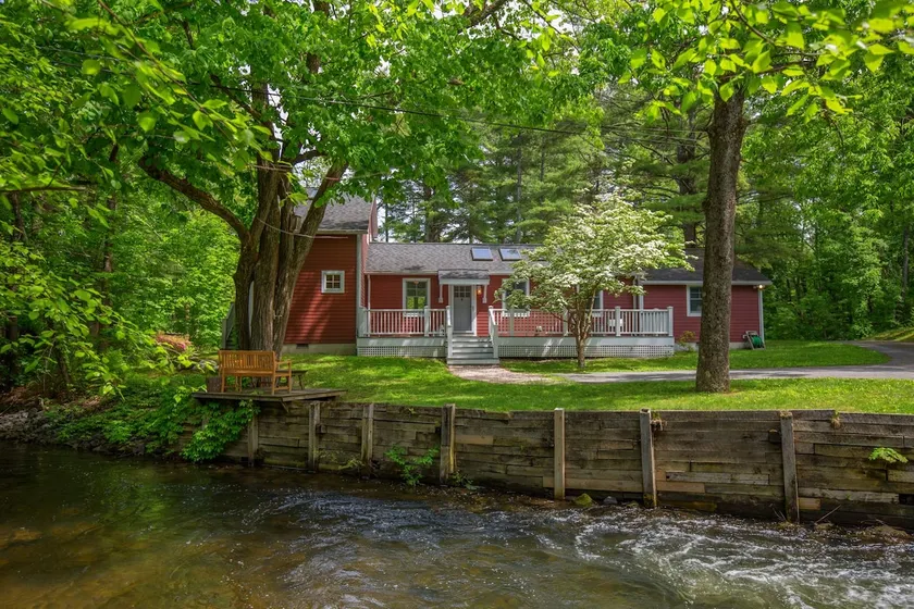 3-bedroom Berkshire bungalow on 2.5 peaceful acres - Image 1
