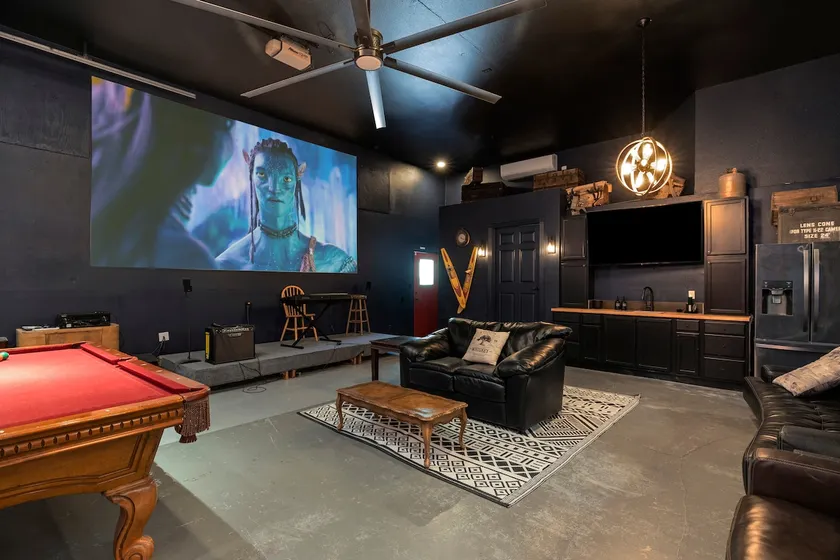 BOM sleeps 22 | GameRM | pool hot tub | bass lake - Image 1