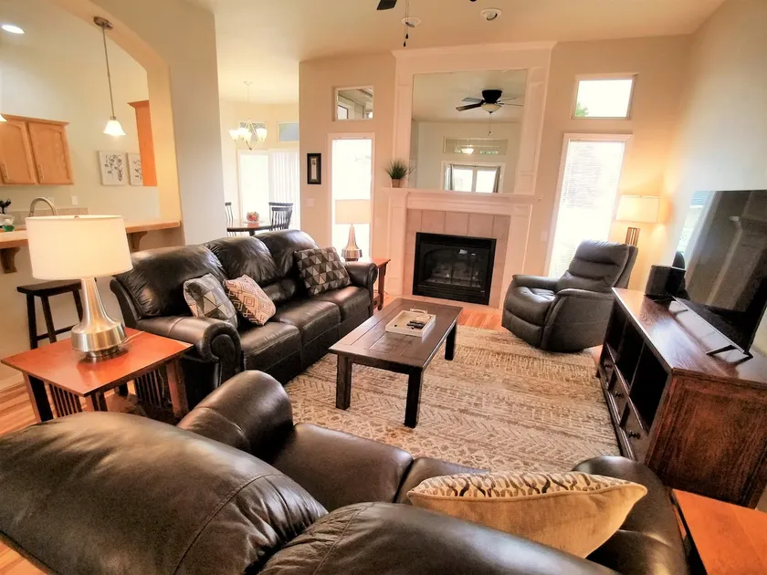 Beautiful Home in Golf Course Community - 3 Bedroom plus Den - Image 1