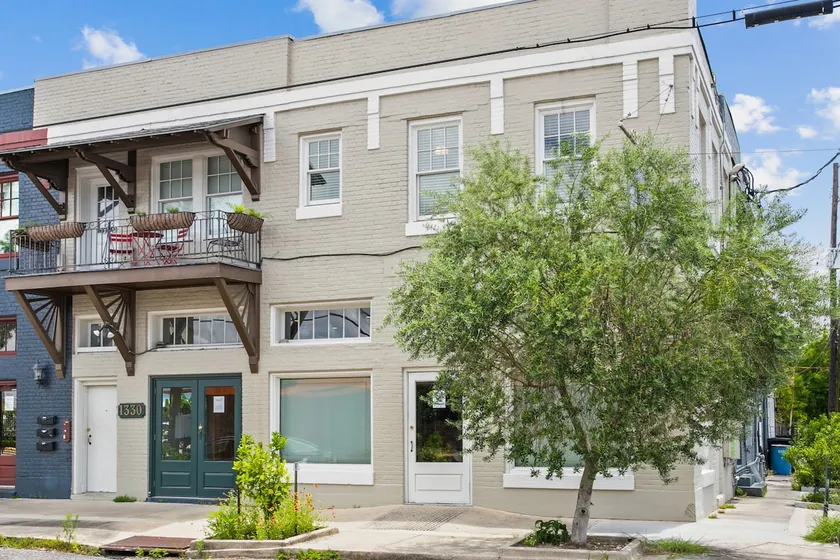 Luxury 2BD Apt | 1 Block off St. Charles - Image 1