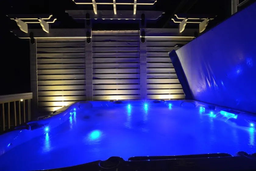 Hot Tub * King Bed * Putting Green * Amazing Golf - Image 1