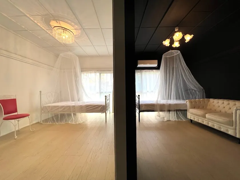 [Room 103] Cute room with black and white princess-style interior/bed with canopy/chandelier/kitchen/6 minutes from the station - Image 1