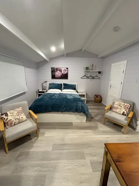 Cosy, intimate cabin with kitchenette and en-suite - Image 1