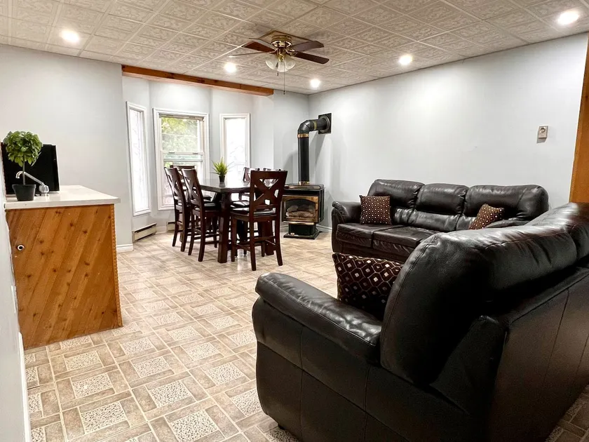 Duplexes Basic 3 bedroom in Trenton 3 parking - Image 1