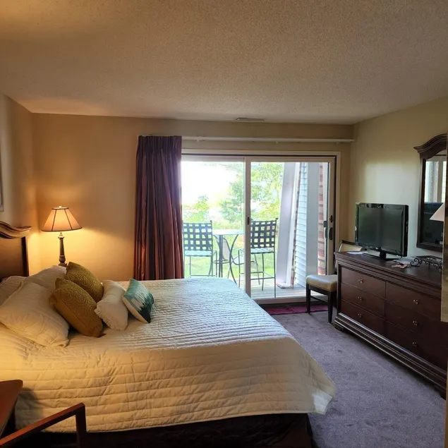 1 bedroom 2 bath condo overlooking Grand Traverse Bay and Acme Creek - Image 1