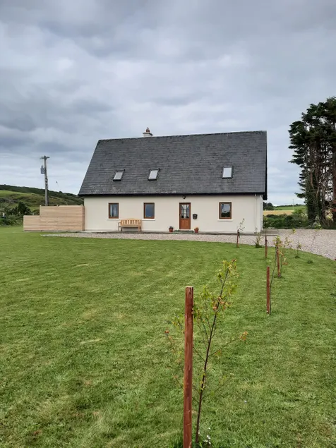 Country cottage with large garden - Image 1