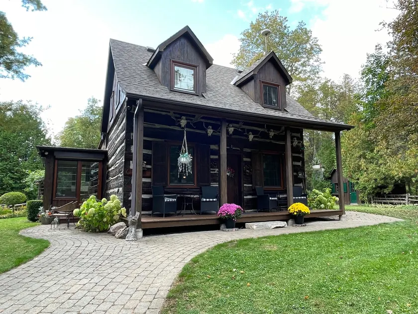 Charming Log Home - 25 private acres in Caledon - Image 1
