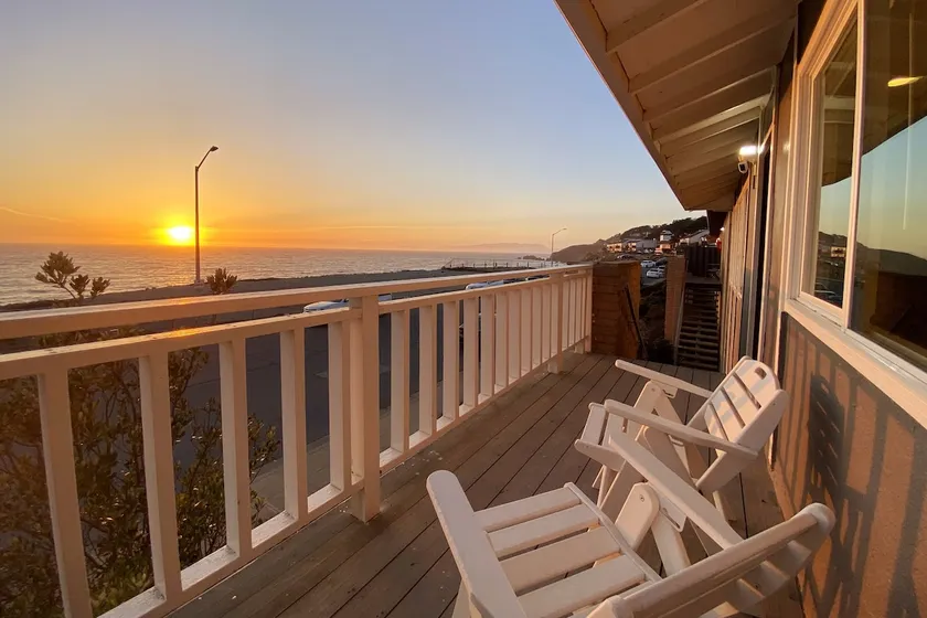Ocean/Beach Front 🏖🌊w/ Sweeping Oceanviews🌅🐳🪂 - Image 1