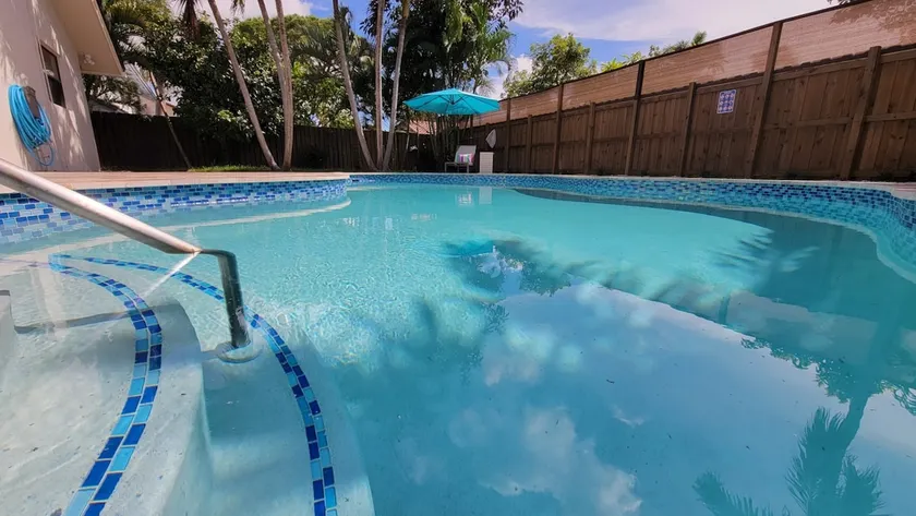 Designer Home Heated Pool Near Beach Private Bckyd - Image 1