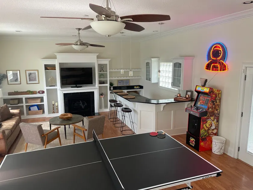 Great Home 3 BR/2 BA, Ping-Pong, Arcade, Wet Bar - Image 1