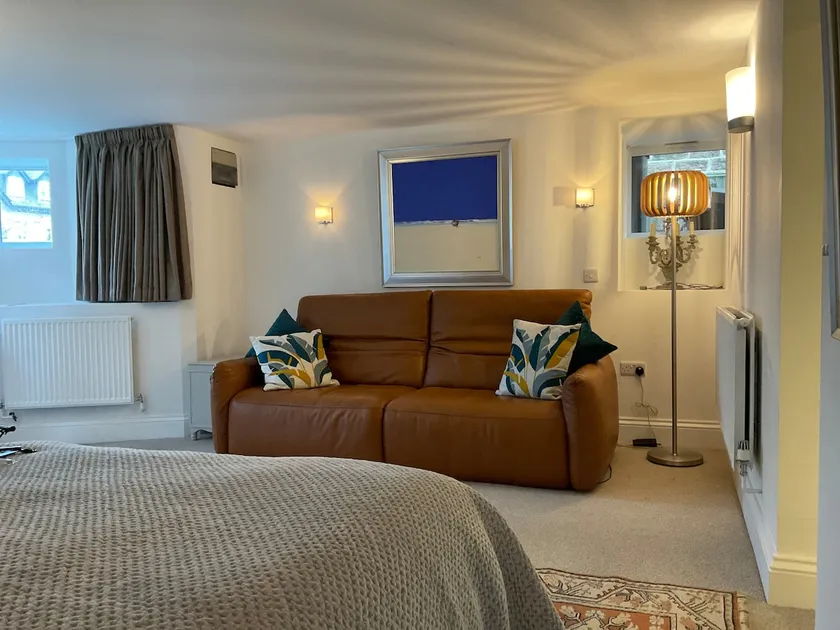 The Lodge - Luxury Hideaway Gem - Image 1