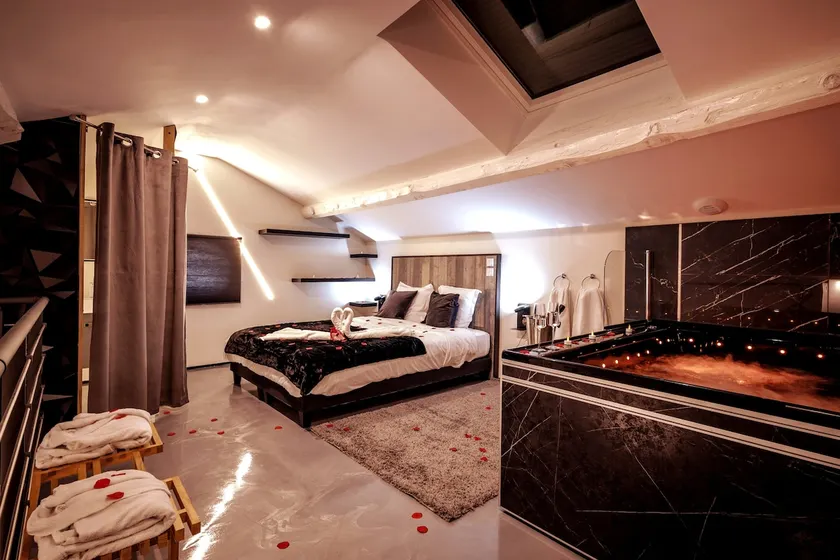 Love Room jacuzzi, sauna - Image 1