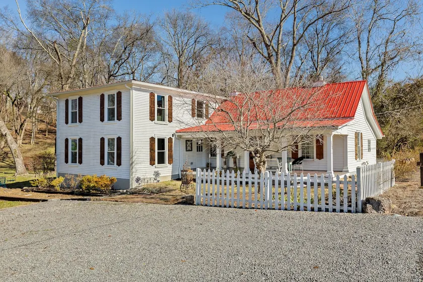 1900 Farmhouse with Luxury Spa Bath, 2 Master Bedrooms, Historic Home - Image 1