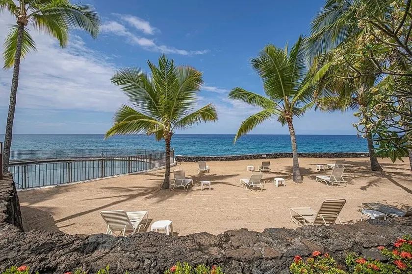 Updated condo with ocean views & air conditioning - Image 1