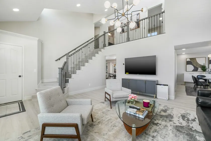 Luxurious and Modern Home - Image 1