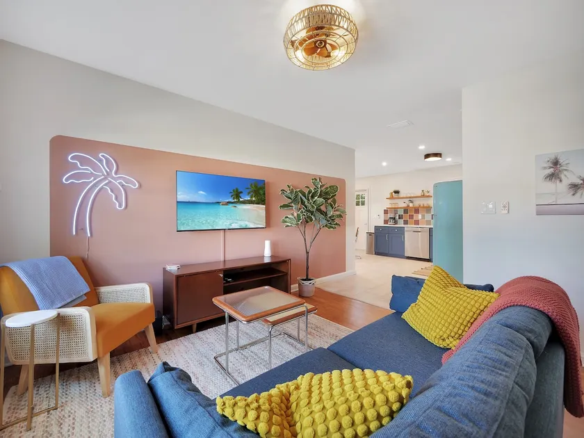 Little Palm Bungalow close to downtown and beaches - Image 1