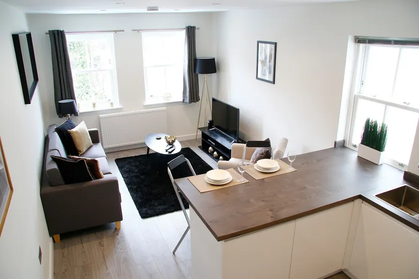 St Albans - 2 bedroom flat-free parking - Image 1