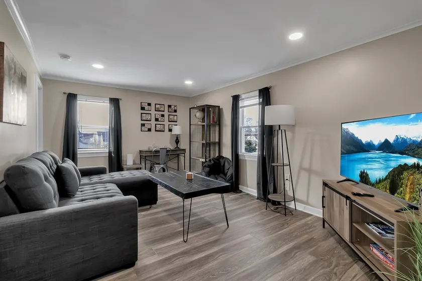 Play & Stay: Modern Apartment with Game Room - Image 1