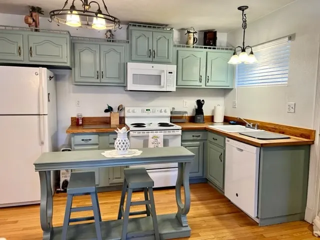 Cozy Lil' Farmhouse - Image 1