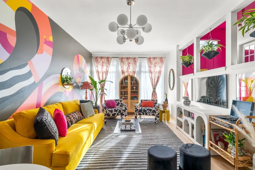 INSTA-worthy 2 Br Downtown Home Sleeps 8 Walkable! - Image 1